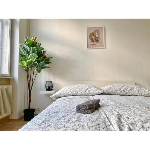 110 m2 Sunny & Central Long Term Apartment - Free Parking