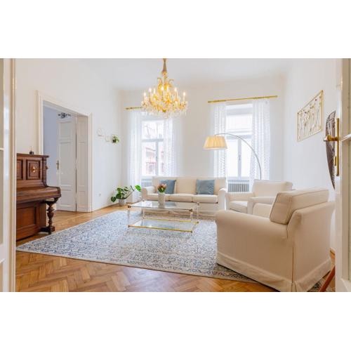 120 m2 4-rooms apartment in a city center