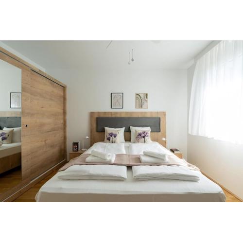 1BR with Balcony, Urban Style by HM