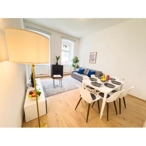 2 Bedroom Apartments, 18 Min to city center, Kitchen, Smart TV