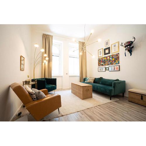 2-room apartment on the first floor with designer renovation. Exit to the courtyard. 15 minutes to Schloss Schönbrunn