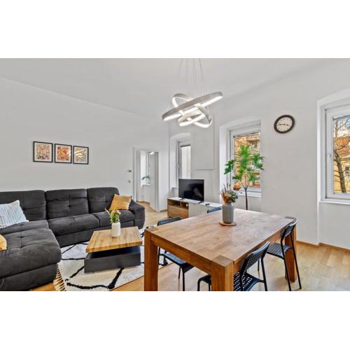 7 min to Shopping Street I 5 min to Train Station