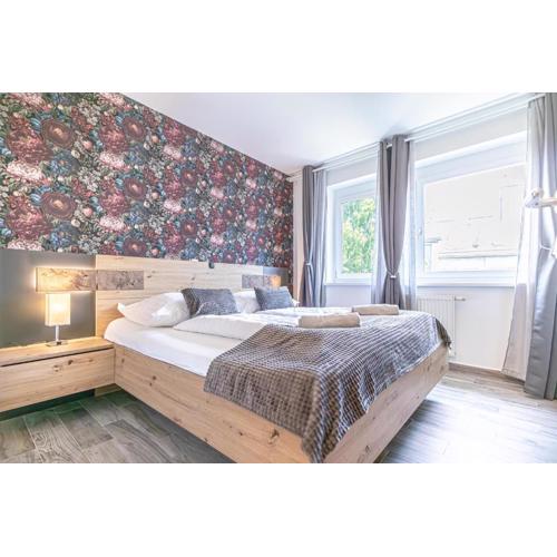 9 Min to Center, Modern 1BR & 1LR Apt with Balcony & Smart TV