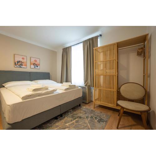 A 2-bedroom apartment with a king-size bed and a balcony is located just a 15-minute walk from Stephansplatz.
