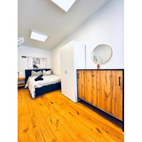 Affordable 5BR Apartment Near Kaufpark Alterlaa