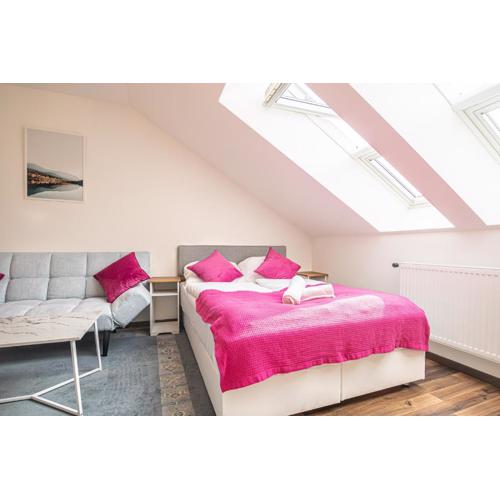 Airy Attic Apt.: Stylish Studio at Penzing Area