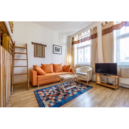 Apartment 5 stops away from city-centre
