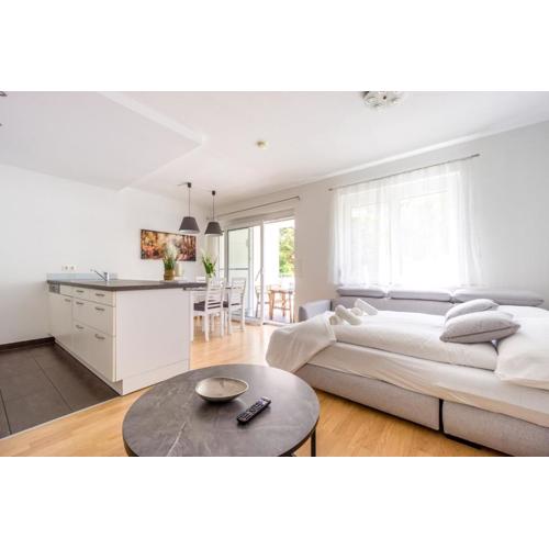 Apartment in quiet Area with Balcony and Parking, Walking distance to U1 Metro