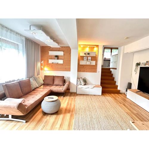 Appartement GARTEN byTILLY - Gartenwohnung mit Terrasse - in den Hügeln über Velden - idyllische Waldrandlage - 3 Autominuten ins Zentrum und zum Wörthersee - Carportparkplatz - Waschmaschine & Trockner - Smart TV - WLAN
