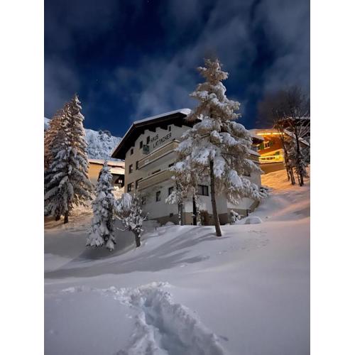 Arlberg Motel Ski-In & Ski-Out access to Austrias largest ski area