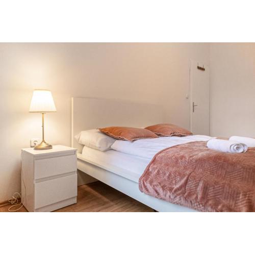 Beautiful 1BR & 1LR Apartment - Perfect for Longstays