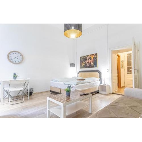 Beautiful 1BR Apartment, Central Location