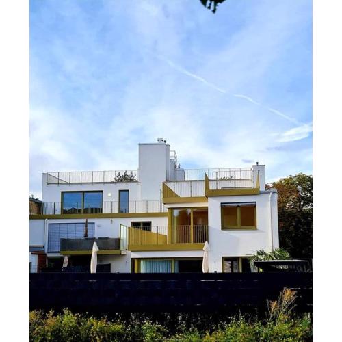 Beautiful Apartment with Parking, Brilliant Location