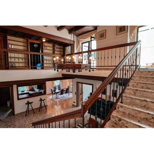 Big quiet Villa with garden and pool