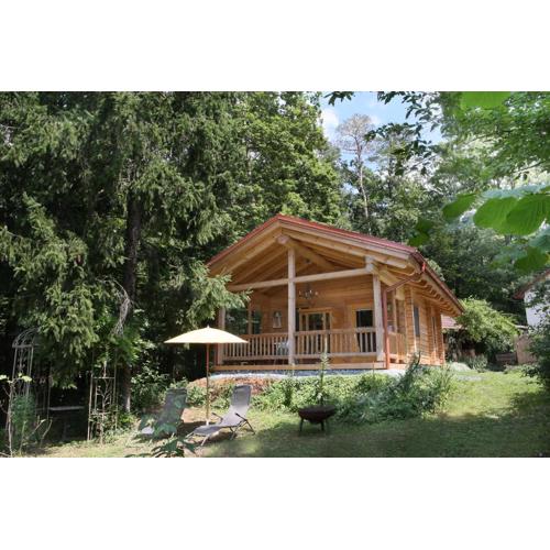 Blockhaus Chalet mit beheizbarem Badefass und Infrarotsauna auf der Terrasse