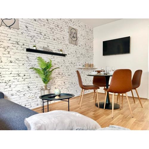 Brand New Central & Modern Apartment