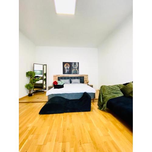 Bright 2BR Retreat Steps from Westbahnhof