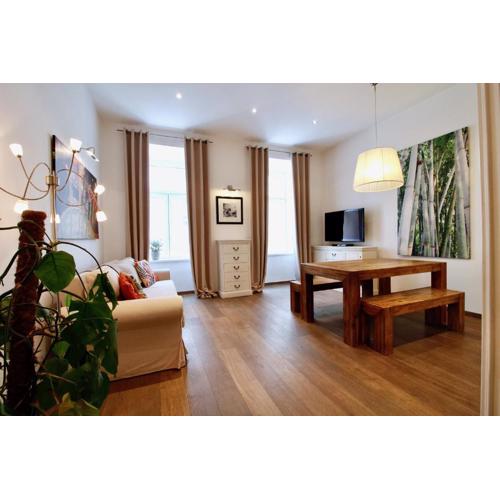 Bright & Chic Downtown Hideaway