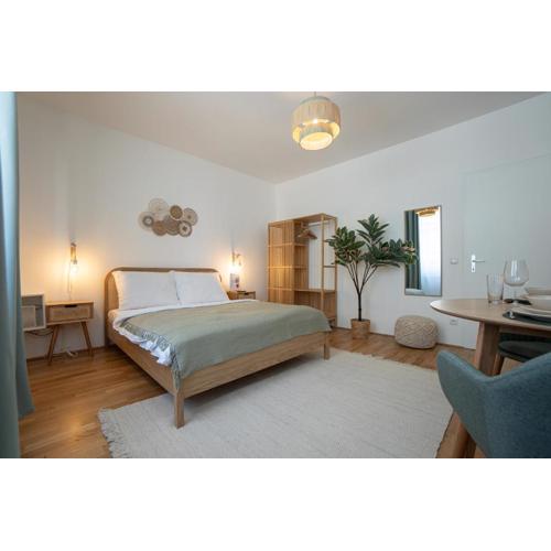 Bright Modern Studio in Center with a Queen Bed
