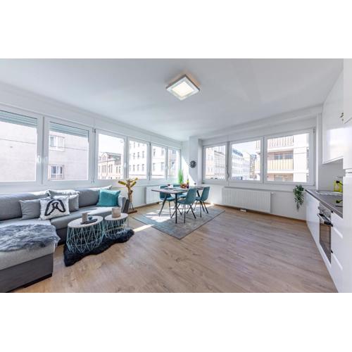 Bright & Sunny by JR City Apartments
