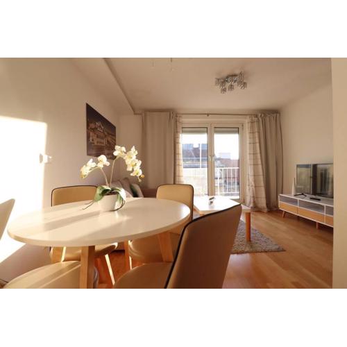 Brilliant View: Balcony Home, Modern, Stylish and newly Renovated