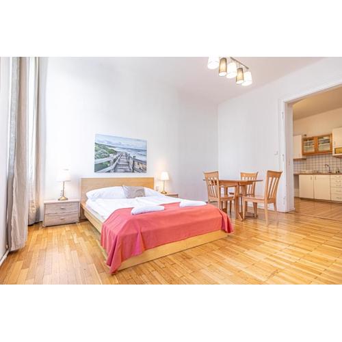 Budget-Friendly 2BR Apartment Near Wiener Stadthalle