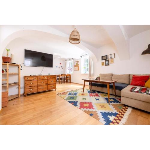 Central, calm Oasis with private parking