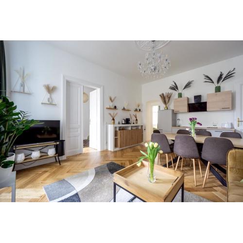 Central elegant Heritage Apartment with modern comfort