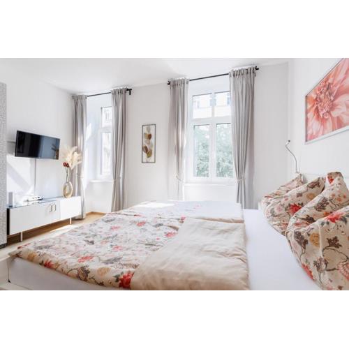 Central Renovated Apartment with AC & Free Parking