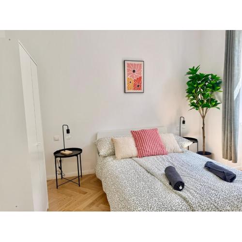 Central Renovated Long-Term Apartment