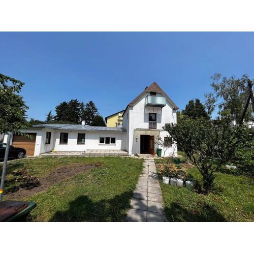 Central-Vintage Villa with free Parking and 5min walk to Metro