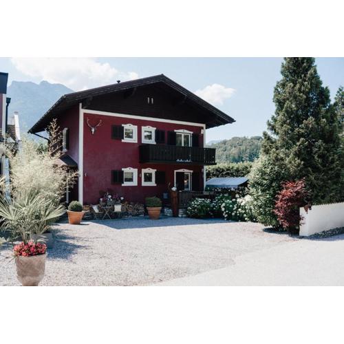 Chalet Austria, up to 10 p, 15 min to salzburg city, garden with direct amazing mountainview, BBQ&bikes&sunbeds for free, 15 min sound of music