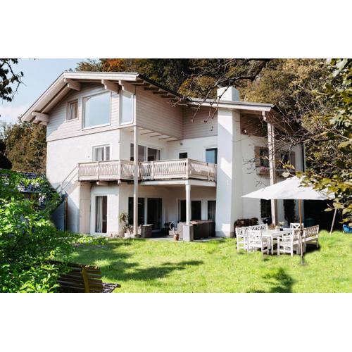 Chalet Happy Family, secluded location, 15 min to salzburg and just short to t lakes sound of music, BBQ&bikes&sunbeds for free, up to 14p