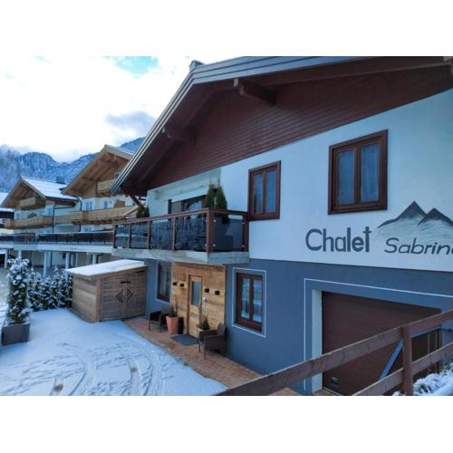 Chalet Sabrina mit Außenpool im Sommer