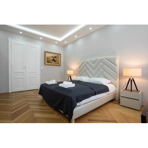 Charming 2-Room Apartment with Balcony, 15 Min to Center