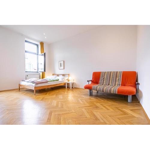 Charming 4BR Apartment Near Dresdner Subway Station