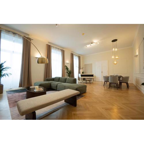 Chic 180m 3BR Apt near Parliament, Self Check-in