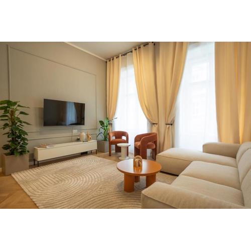 Chic & Cozy 104m2 Flat, Walk to Top Attractions