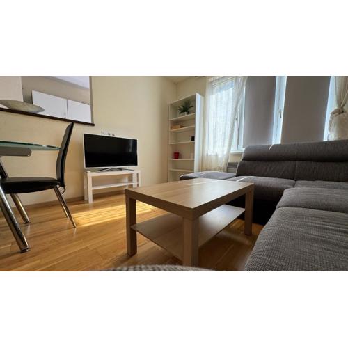 City Home Stay- 8 min to city center