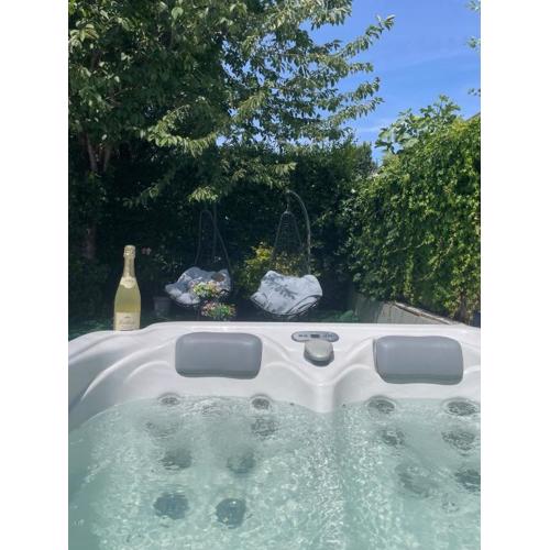 City Oase, House floor, fitness, garden, jacuzzi, close to subway U1