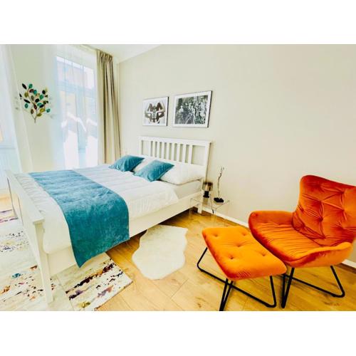 Colorful & Quiet Apartment in Beautiful Viennese Building