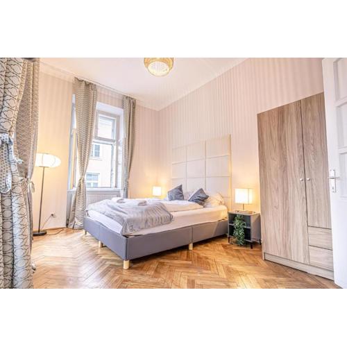 Comfortable 2BR & 1LR Apt in Central Vienna