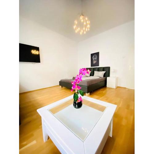 Comfortable 2BR Apartment 10 Min Transport to Stadthalle