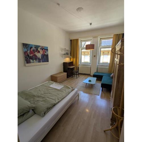 Cosy room in shared apartment with balcony