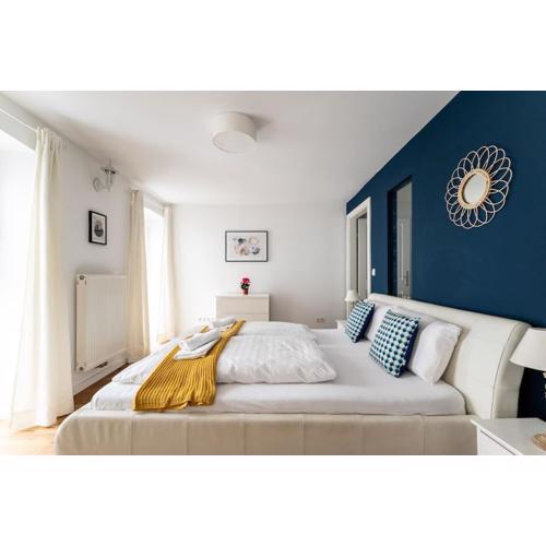 Cozy 1BR Duplex Near Center by HM