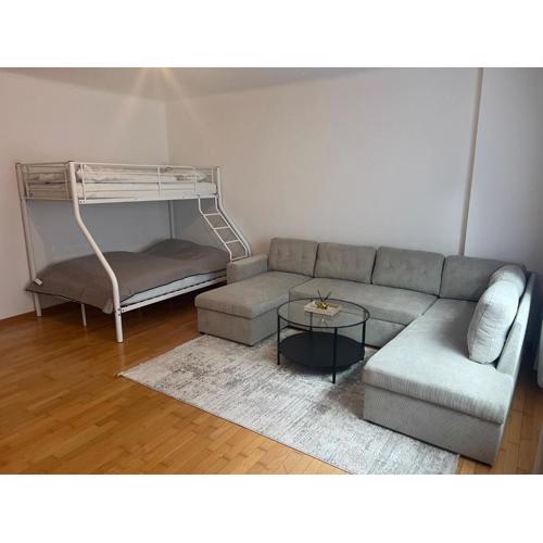 Cozy 2-Bedroom Retreat Near Subway and City Center