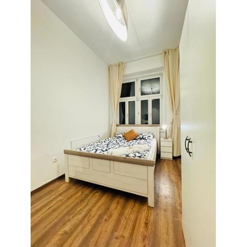 Cozy 5 BR Shared Apartment for 10P 10-Min to Kaufpark Alterlaa
