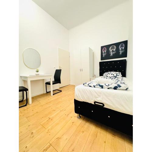 Cozy 5BR Apartment Near Kaufpark Alterlaa, 10-Min Away