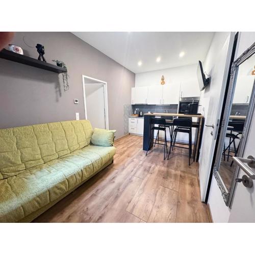 Cozy Apartments in Central Location with Free Parking
