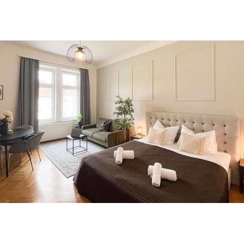 Cozy & Central 2 Bedroom Apartment